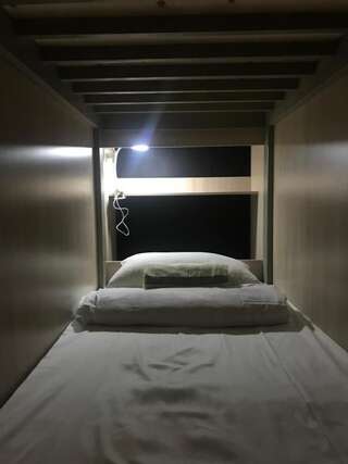 Хостелы Yellow Park Hostel Алматы Спальное место на двухъярусной кровати в общем номере для мужчин и женщин-16